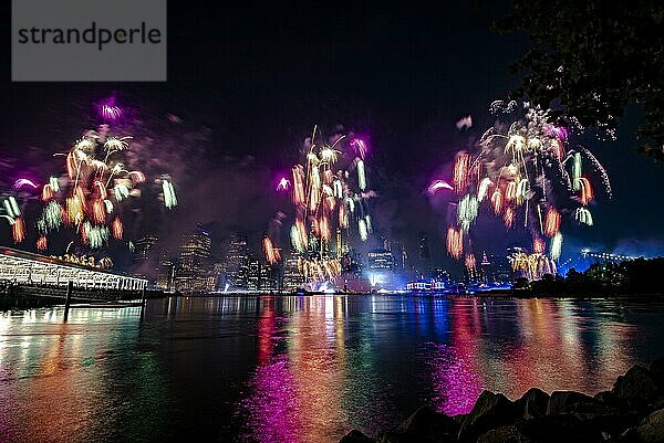 Unabhängigkeitsfeier in New York City mit Macy's Feuerwerk in Lower Manhattan am East River und der Brooklyn Bridge  4. Juli 2019  New York  USA  Nordamerika