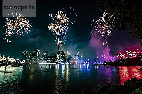 Unabhängigkeitsfeier in New York City mit Macy's Feuerwerk in Lower Manhattan am East River und der Brooklyn Bridge  4. Juli 2019  New York  USA  Nordamerika