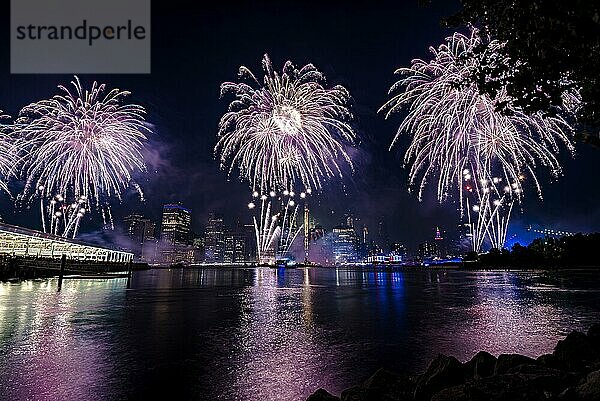 Unabhängigkeitsfeier in New York City mit Macy's Feuerwerk in Lower Manhattan am East River und der Brooklyn Bridge  4. Juli 2019  New York  USA  Nordamerika