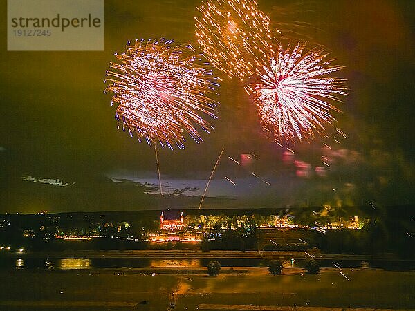 Rund um die drei illumnierten Elbschlösser in Dresden feierten über 6000 Besucher eine laue Sommernacht voller Musik  Tanz  Kultur und Gastronomie. Gekrönt wurde der Abend mit einem Abschlussfeuerwerk über den Elbwiesen