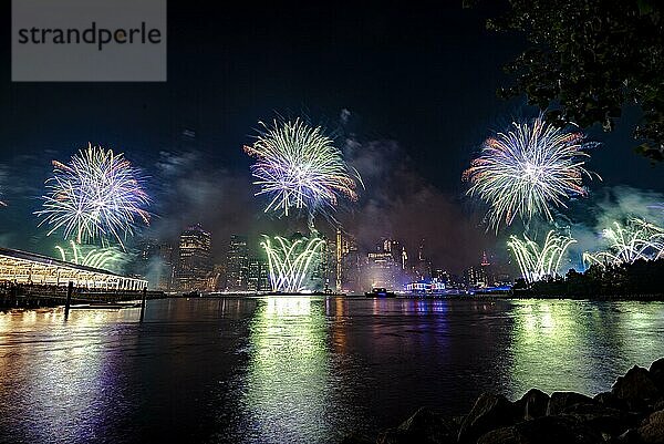 Unabhängigkeitsfeier in New York City mit Macy's Feuerwerk in Lower Manhattan am East River und der Brooklyn Bridge  4. Juli 2019  New York  USA  Nordamerika