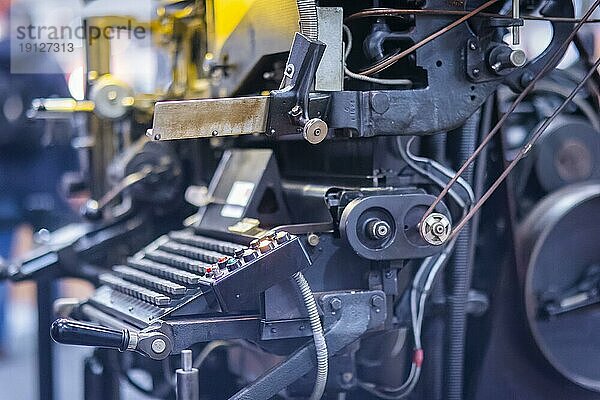 Die Leipziger Buchmesse ist eine internationale Buchmesse die jährlich im Frühjahr auf dem Leipziger Messegelände stattfindet. Sie ist der Frühjahrstreffpunkt der deutschen Buchbranche. Demonstration traditioneller Drucktechniken