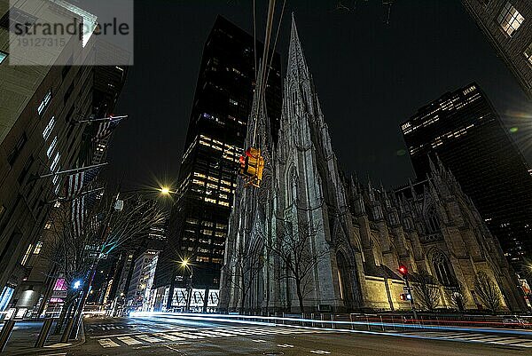 Fifth Avenue an der St. Patrick's Cathedral  2. April 2020  Manhattan  New York