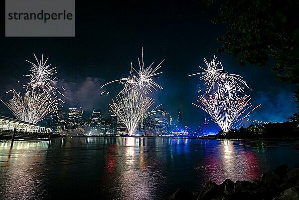 Unabhängigkeitsfeier in New York City mit Macy's Feuerwerk in Lower Manhattan am East River und der Brooklyn Bridge  4. Juli 2019  New York  USA  Nordamerika