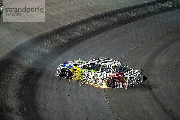 18. August 2018  Bristol  Tennessee  USA: Kyle Busch (18) rast beim Bass Pro Shops NRA Night Race auf dem Bristol Motor Speedway in Bristol  ausgangs Kurve drei durch das Feld