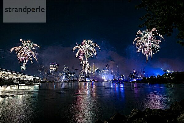 Unabhängigkeitsfeier in New York City mit Macy's Feuerwerk in Lower Manhattan am East River und der Brooklyn Bridge  4. Juli 2019  New York  USA  Nordamerika