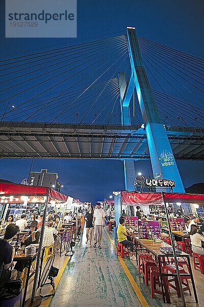 Nachtmarkt Nangman Pocha unter der Dolsan Brücke  Nachtaufnahme  Yeosu  Provinz Jeollanam-do  Südkorea  Asien