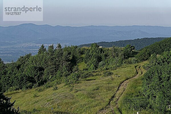 Berglandschaft des Balkan-Gebirges und die bewaldeten Hänge des Balgarka Naturparks in Mittelburgarien. Schipka  Gabrowo  Bulgarien  Südosteuropa  Europa