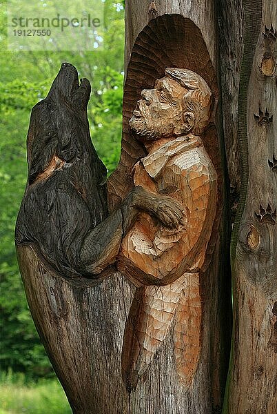 Holzgeschnitzte Figur