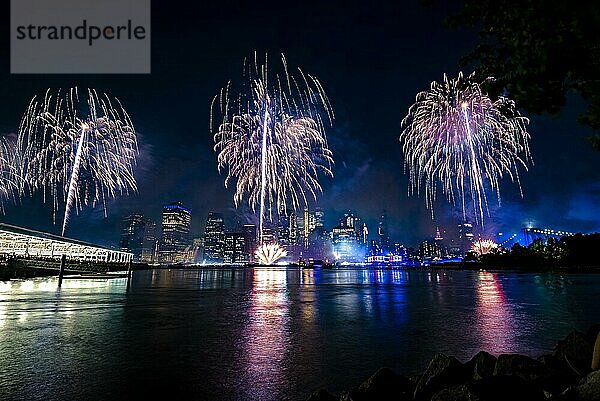 Unabhängigkeitsfeier in New York City mit Macy's Feuerwerk in Lower Manhattan am East River und der Brooklyn Bridge  4. Juli 2019  New York  USA  Nordamerika