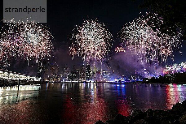 Unabhängigkeitsfeier in New York City mit Macy's Feuerwerk in Lower Manhattan am East River und der Brooklyn Bridge  4. Juli 2019  New York  USA  Nordamerika