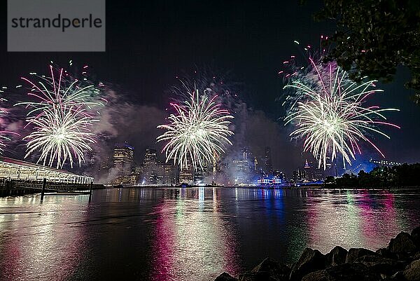 Unabhängigkeitsfeier in New York City mit Macy's Feuerwerk in Lower Manhattan am East River und der Brooklyn Bridge  4. Juli 2019  New York  USA  Nordamerika