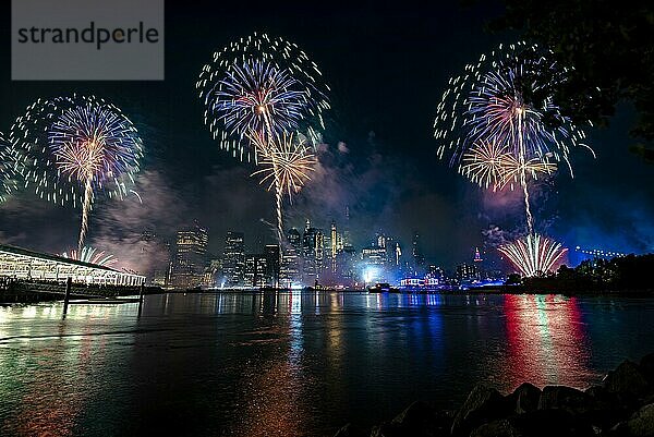 Unabhängigkeitsfeier in New York City mit Macy's Feuerwerk in Lower Manhattan am East River und der Brooklyn Bridge  4. Juli 2019  New York  USA  Nordamerika