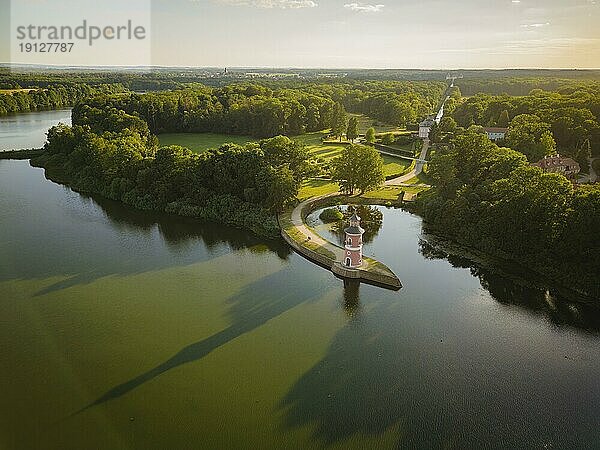 Der Leuchtturm in Moritzburg ist ein Binnenleuchtturm in Sachsen. Der Staffagebau entstand im späten 18. Jahrhundert als Teil einer Kulisse für nachgestellte Seeschlachten. Er ist der einzige für diesen Zweck gebaute Leuchtturm in Deutschland und gleichzeitig einer der ältesten Binnenleuchttürme der Bundesrepublik