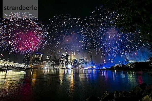 Unabhängigkeitsfeier in New York City mit Macy's Feuerwerk in Lower Manhattan am East River und der Brooklyn Bridge  4. Juli 2019  New York  USA  Nordamerika