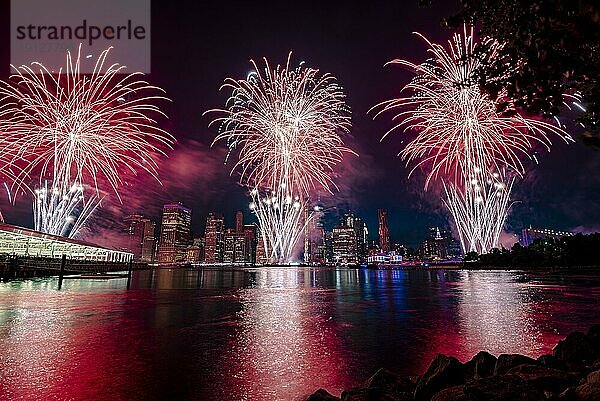 Unabhängigkeitsfeier in New York City mit Macy's Feuerwerk in Lower Manhattan am East River und der Brooklyn Bridge  4. Juli 2019  New York  USA  Nordamerika