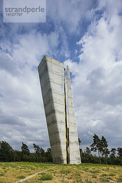 Der Fundort der Himmelsscheibe befindet sich etwa drei Kilometer vom Besucherzentrum Arche Nebra entfernt auf dem Mittelbergplateau. Dort ist ein 30 m hoher und um 10° geneigter Turm in der Nord-Süd-Achse auf die Fundstelle gerichtet  wie der Zeiger einer überdimensionalen Sonnenuhr