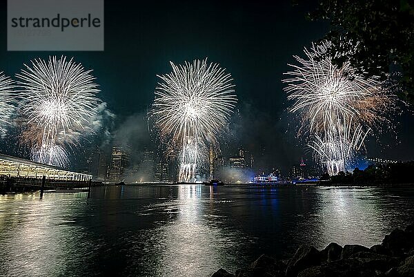 Unabhängigkeitsfeier in New York City mit Macy's Feuerwerk in Lower Manhattan am East River und der Brooklyn Bridge  4. Juli 2019  New York  USA  Nordamerika