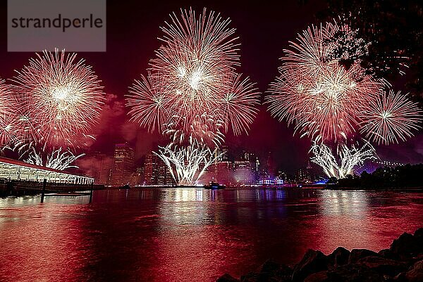 Unabhängigkeitsfeier in New York City mit Macy's Feuerwerk in Lower Manhattan am East River und der Brooklyn Bridge  4. Juli 2019  New York  USA  Nordamerika