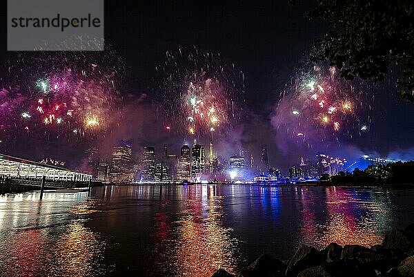 Unabhängigkeitsfeier in New York City mit Macy's Feuerwerk in Lower Manhattan am East River und der Brooklyn Bridge  4. Juli 2019  New York  USA  Nordamerika