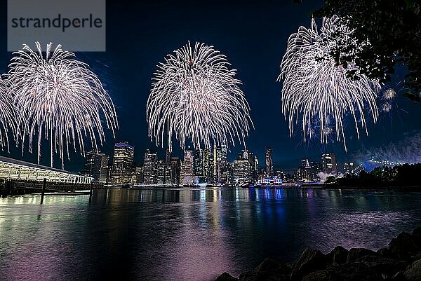 Unabhängigkeitsfeier in New York City mit Macy's Feuerwerk in Lower Manhattan am East River und der Brooklyn Bridge  4. Juli 2019  New York  USA  Nordamerika