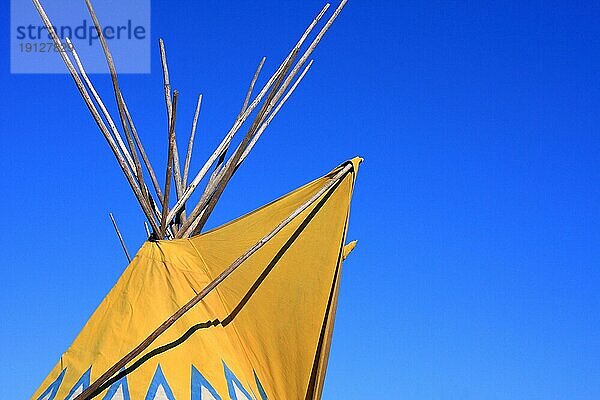 Ockerfarbenes Indianerzelt  mit blau-weißer Musterung  Hintergrund blaür Himmel