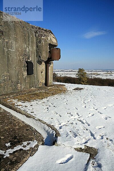 Bunker im Schnee mit Ablussrinne in Lothringen  Hintergrund blaür Himmel