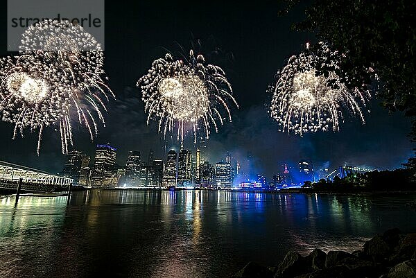 Unabhängigkeitsfeier in New York City mit Macy's Feuerwerk in Lower Manhattan am East River und der Brooklyn Bridge  4. Juli 2019  New York  USA  Nordamerika