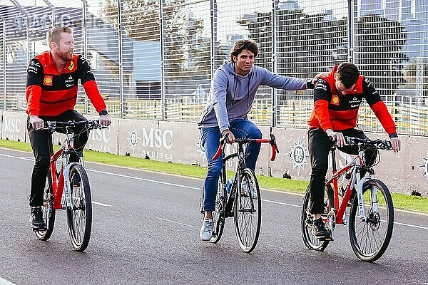 MELBOURNE  AUSTRALIEN  6. APRIL: Carlos Sainz von der Scuderia Ferrari hilft seinem Freund mit einem platten Reifen auf der Strecke beim Großen Preis von Australien 2022 am 6. April 2022