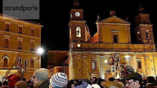 Nachtaufnahme  angesrahlte Kirche  Menschenmenge  Osterprozession  Gründonnerstag  Calatanisetta  Sizilien  Italien  Europa