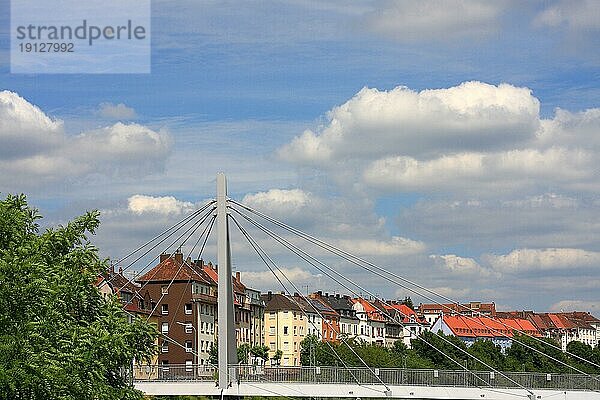 Die erneuerte Wilhelm-Meyer-Brücke in Saarbrücken-Malstatt  Hintergrund Teil von Malstatt  blaür Himmel und weiße Wolken