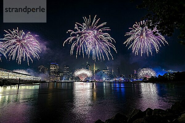 Unabhängigkeitsfeier in New York City mit Macy's Feuerwerk in Lower Manhattan am East River und der Brooklyn Bridge  4. Juli 2019  New York  USA  Nordamerika