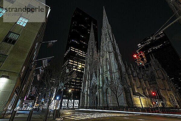 Fifth Avenue an der St. Patrick's Cathedral  2. April 2020  Manhattan  New York