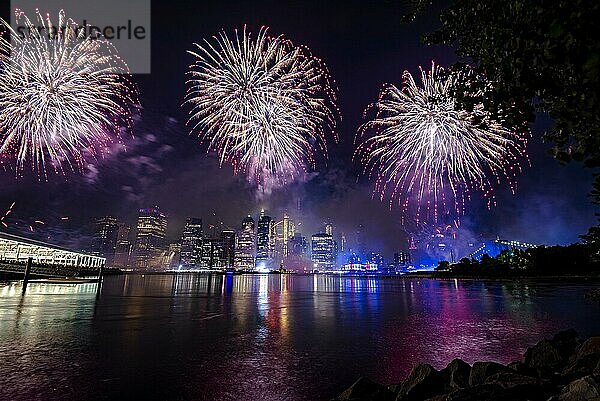 Unabhängigkeitsfeier in New York City mit Macy's Feuerwerk in Lower Manhattan am East River und der Brooklyn Bridge  4. Juli 2019  New York  USA  Nordamerika