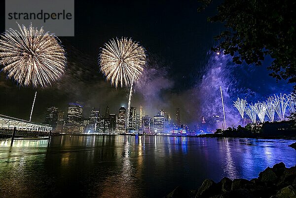 Unabhängigkeitsfeier in New York City mit Macy's Feuerwerk in Lower Manhattan am East River und der Brooklyn Bridge  4. Juli 2019  New York  USA  Nordamerika