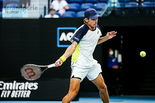 MELBOURNE  AUSTRALIEN  24. JANUAR: Alex de Minaur aus Australien auf dem Weg zur Niederlage gegen Jannik Sinner aus Italien am 8. Tag der Australian Open 2022 im Melbourne Park am 24. Januar 2022 in Melbourne  Australien  Ozeanien