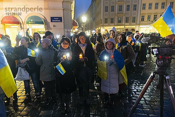 Am ersten Jahrestag der russischen Invasion der Ukraine  fan auf dem Neumarkt vor der Frauenkirche eine große Solidaritätskundgebung der Dresdner mit zahlreichen ukrainischen Flüchtlingen statt. Am Ende fanden sich alle Teilnahmer zu einer großen Lichterkette zusammen