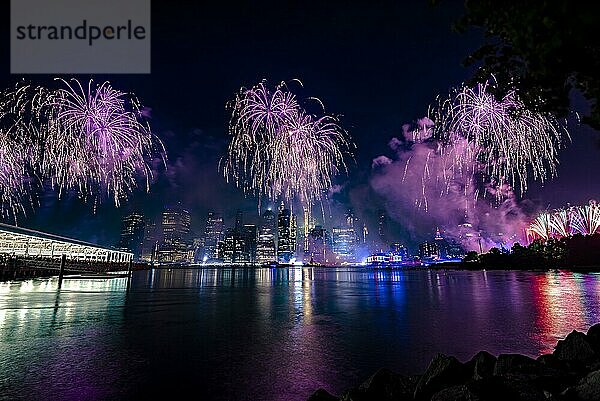 Unabhängigkeitsfeier in New York City mit Macy's Feuerwerk in Lower Manhattan am East River und der Brooklyn Bridge  4. Juli 2019  New York  USA  Nordamerika