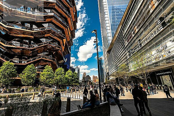 Manhattan  New York  USA  15. Mai 2019: New Yorker und Gäste der Stadt besuchen an einem sonnigen Frühlingstag Hudson Yards mit seinem Herzstück TKA The Vessel  Nordamerika