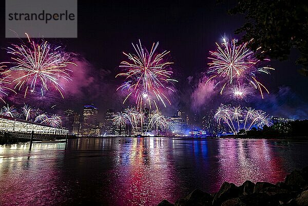 Unabhängigkeitsfeier in New York City mit Macy's Feuerwerk in Lower Manhattan am East River und der Brooklyn Bridge  4. Juli 2019  New York  USA  Nordamerika