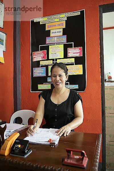 Frau  44 Jahre  sitzt am Schreibtisch im Büro der Jagna Calamay Makers Cooperative  die Calamay herstellt  eine philippinische Spezialität aus Klebreis  Jagna  Bohol  Central Visayas  Philippinen  Asien