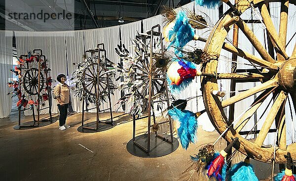 Koreanische Frau betrachtet ein koreanisches Kunstwerk  Biennale 2023  Gwangju  Provinz Jeollanam-do  Südkorea  Asien