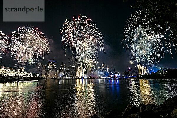 Unabhängigkeitsfeier in New York City mit Macy's Feuerwerk in Lower Manhattan am East River und der Brooklyn Bridge  4. Juli 2019  New York  USA  Nordamerika