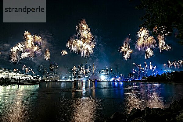 Unabhängigkeitsfeier in New York City mit Macy's Feuerwerk in Lower Manhattan am East River und der Brooklyn Bridge  4. Juli 2019  New York  USA  Nordamerika