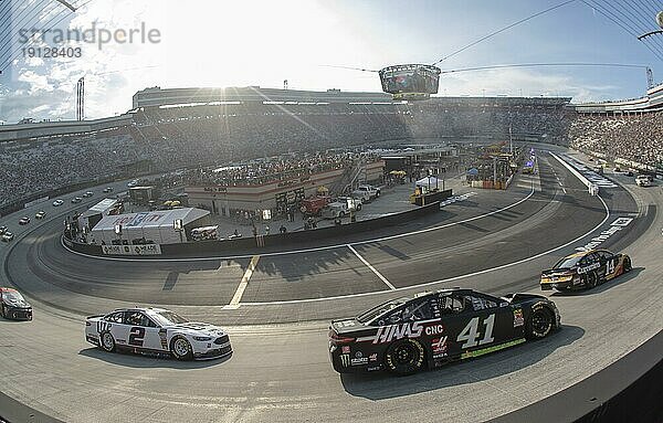 18. August 2018  Bristol  Tennessee  USA: Kurt Busch (41) rast beim Bass Pro Shops NRA Night Race auf dem Bristol Motor Speedway in Bristol  in Kurve drei durch das Feld