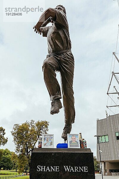 MELBOURNE  AUSTRALIEN  05. MÄRZ: Menschen versammeln sich am 5. März 2022 vor der Statue von Shane Warne im Yarra Park außerhalb des Melbourne Cricket Ground (MCG)  um ihm die letzte Ehre zu erweisen. Er starb im Alter von 52 Jahren an einem mutmaßlichen Herzinfarkt in Thailand