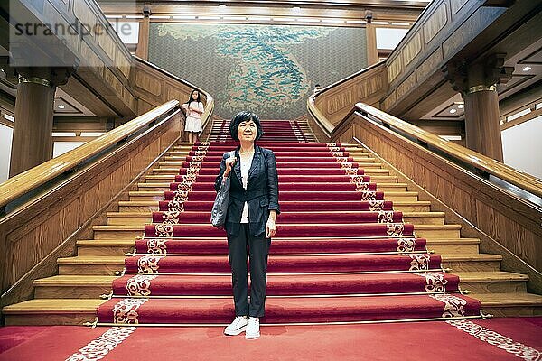 Rote Treppe im Blauen Haus oder Cheongwadae  Sitz des Staatspräsidenten  Seoul  Südkorea  Asien