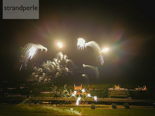 Rund um die drei illumnierten Elbschlösser in Dresden feierten über 6000 Besucher eine laue Sommernacht voller Musik  Tanz  Kultur und Gastronomie. Gekrönt wurde der Abend mit einem Abschlussfeuerwerk über den Elbwiesen