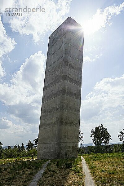 Der Fundort der Himmelsscheibe befindet sich etwa drei Kilometer vom Besucherzentrum Arche Nebra entfernt auf dem Mittelbergplateau. Dort ist ein 30 m hoher und um 10° geneigter Turm in der Nord-Süd-Achse auf die Fundstelle gerichtet  wie der Zeiger einer überdimensionalen Sonnenuhr