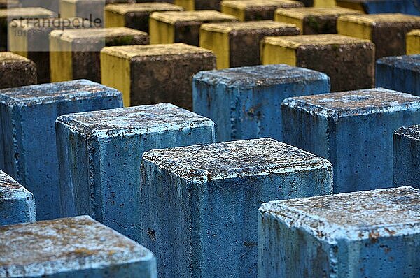 Formatfüllender Ausschnitt einer Sculptur in gelb und blau